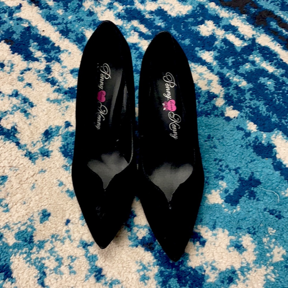 Suede black pumps